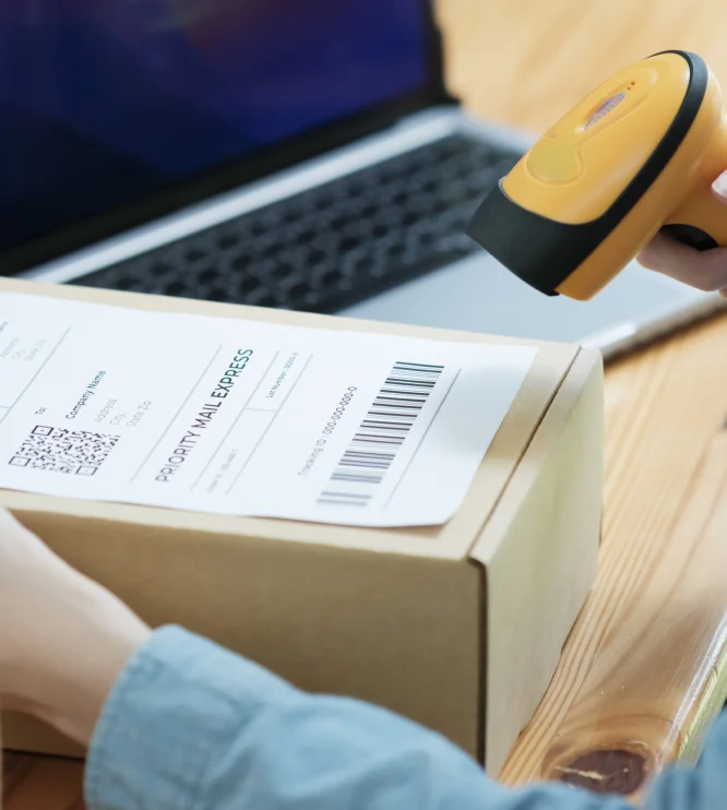 Escáner de código de barras sobre caja