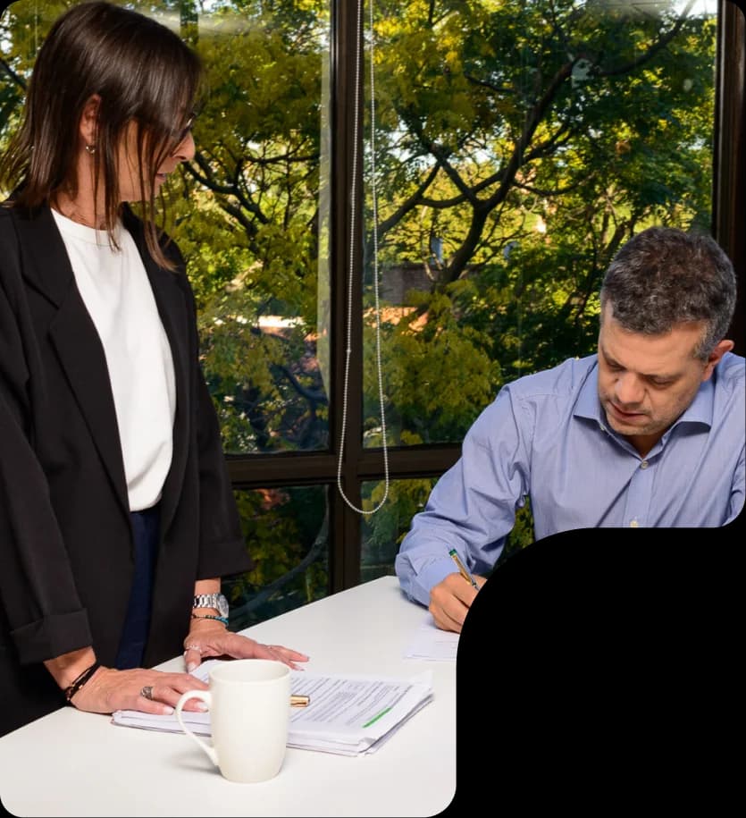 Equipo asesorando a un cliente