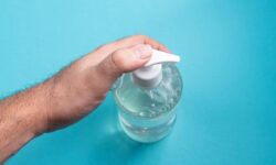 Limpieza con gel desinfectante en botella dispensadora.