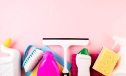 Código de barras de productos de limpieza y accesorios de limpieza en fondo rosa.