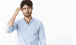 Hombre con expresión de duda tocándose la cabeza y pensando sobre códigos de barras y entregas.