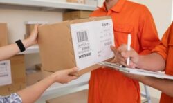 Etiqueta de envío con código de barras para seguimiento.