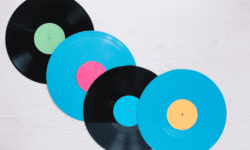 Etiqueta ALT: Vinilos coloridos de diferentes tamaños y colores, ideales para música y coleccionismo.