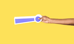 Etiqueta de código de barras blanco y morado en fondo amarillo.