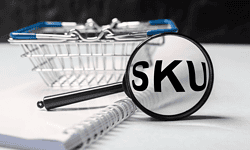 Texto alternativo de código de barras en lupa para SKU, tienda y control de inventario.