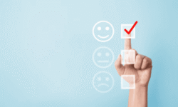 Imagen que muestra una mano señalando una opción de satisfacción con una marca de verificación.
