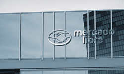 Código de barras en comercio Mercado Libre con entrega rápida.