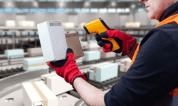 Escáner de código de barras en almacén para control de inventario.