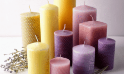 Velas decorativas en colores pastel con aroma suave, ideales para crear un ambiente relajante y elegante.