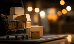 Carro de supermercado con varias cajas de envío en un entorno iluminado suave y cálido.