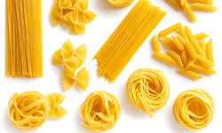 Etiquetas alt: Variedad de pasta seca y fresca en formas diferentes para cocinar.