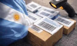 Varias cajas de envío con etiquetas de código de barras junto a una bandera argentina y un escáner, representando el uso de códigos de barras en Argentina.